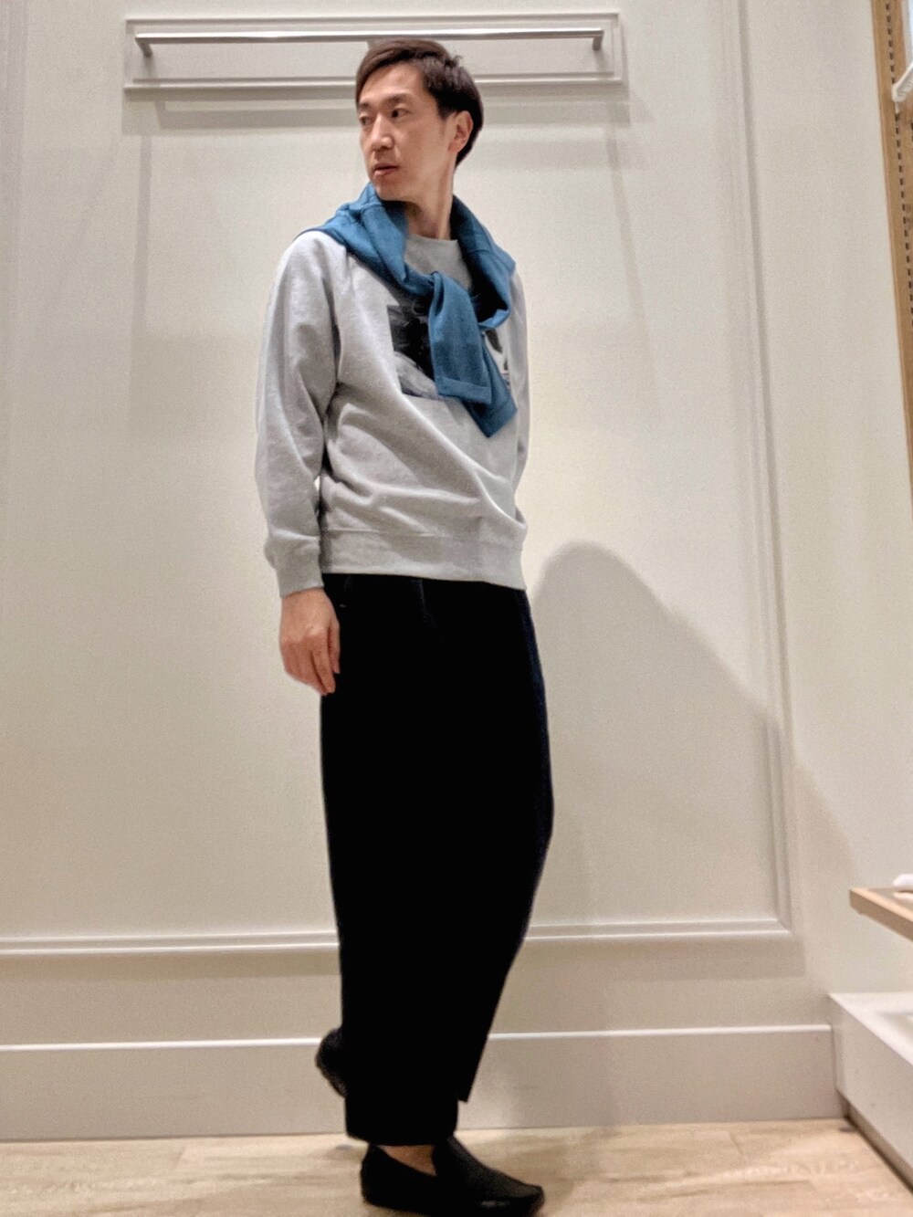 ブルー系のニット/セーター、グレー系のスウェットを着用したメンズの冬コーディネートの5枚目の写真