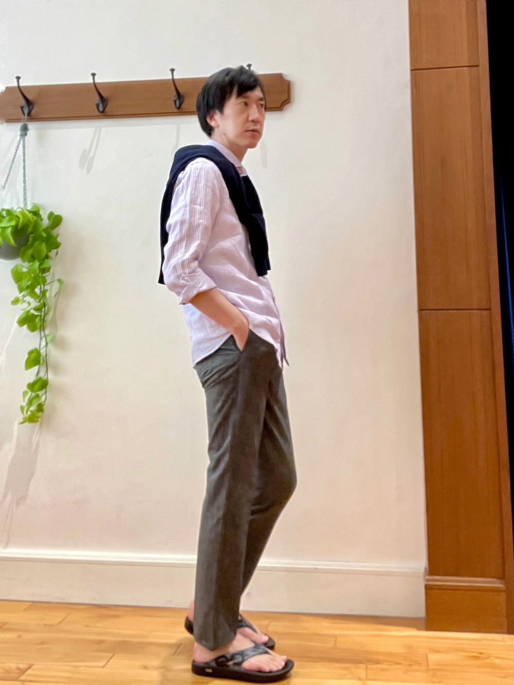 ブルー系のカーディガン/ボレロ、パープル系のシャツ/ブラウス、グレー系のその他パンツを着用したメンズの春コーディネートの2枚目の写真