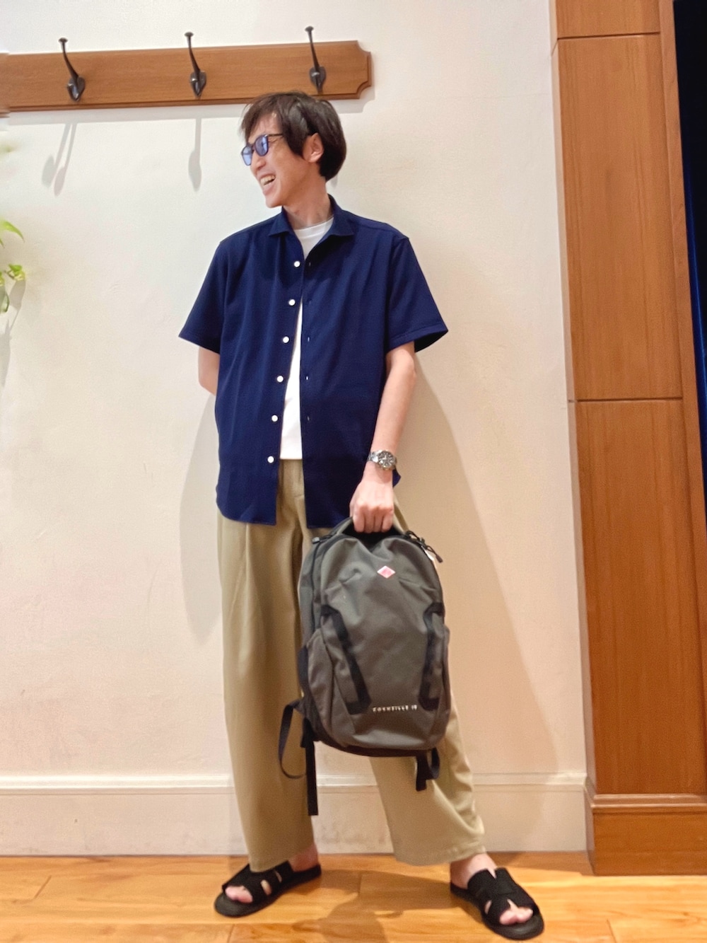 ホワイト系のTシャツ/カットソー、ブルー系のシャツ/ブラウス、グレー系のバックパック/リュックを着用したメンズの夏コーディネートの2枚目の写真