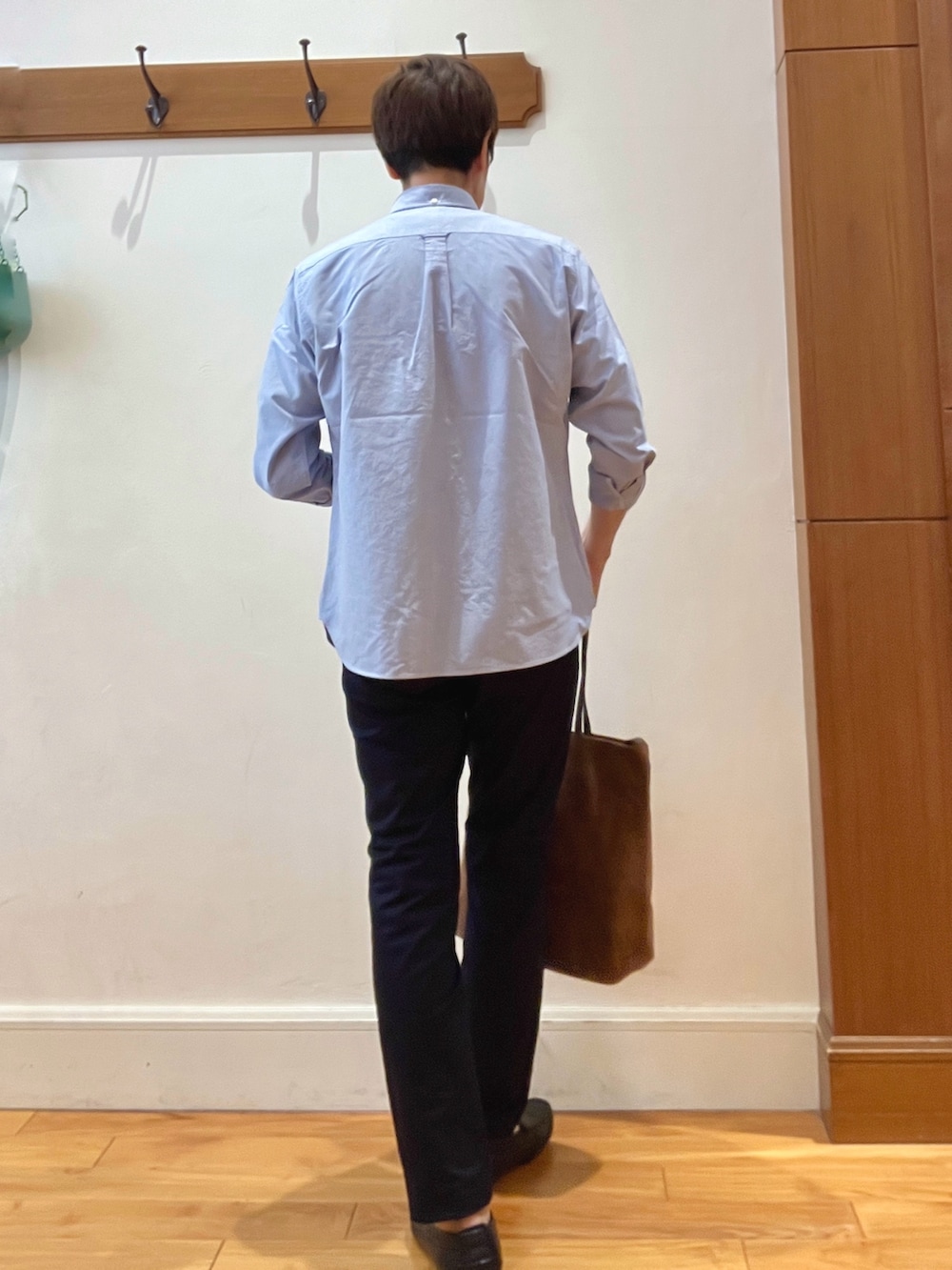 ブルー系のシャツ/ブラウス、ブルー系のチノパンツ、ホワイト系のTシャツ/カットソーを着用したメンズの夏コーディネートの3枚目の写真