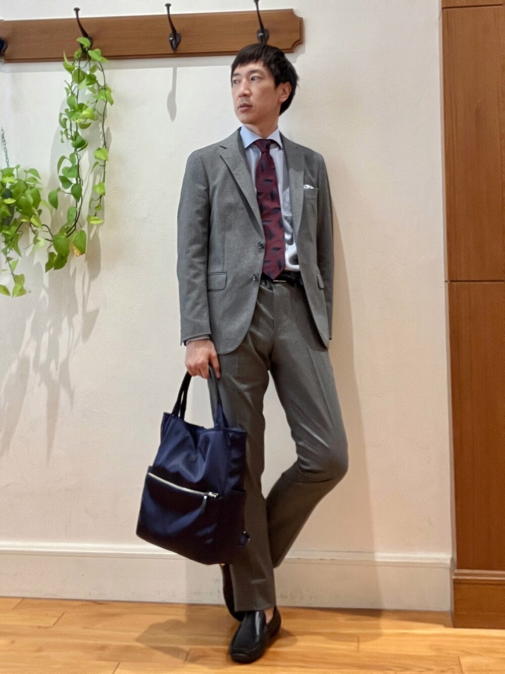 グレー系のその他パンツ、グレー系のテーラードジャケット、ブルー系のビジネスシャツを着用したメンズの秋コーディネートの2枚目の写真