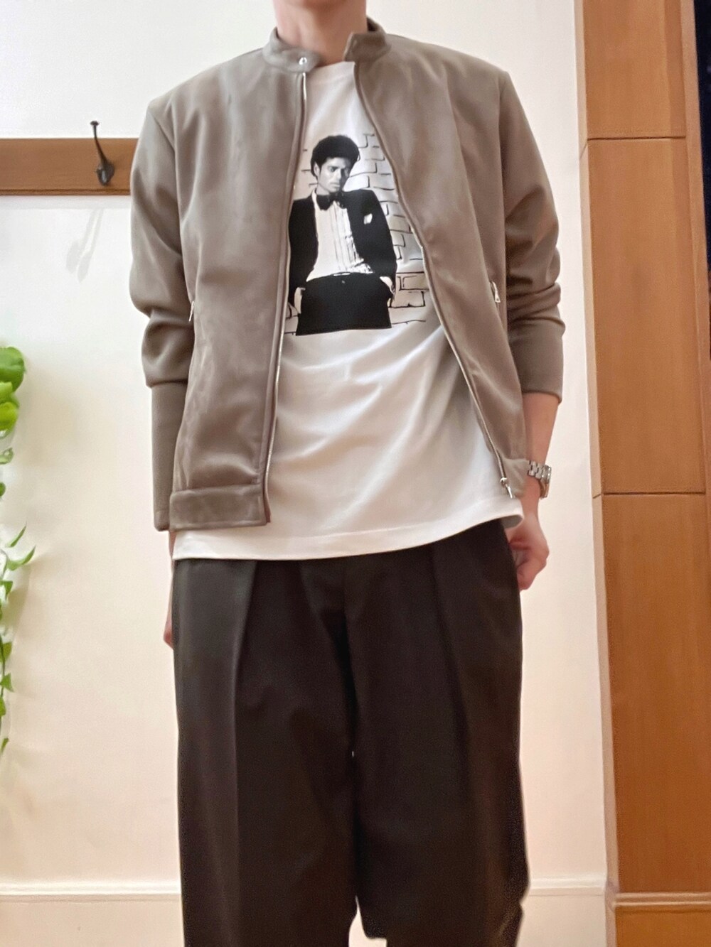 ホワイト系のTシャツ/カットソー、ベージュ系のブルゾンを着用したメンズの春コーディネートの8枚目の写真