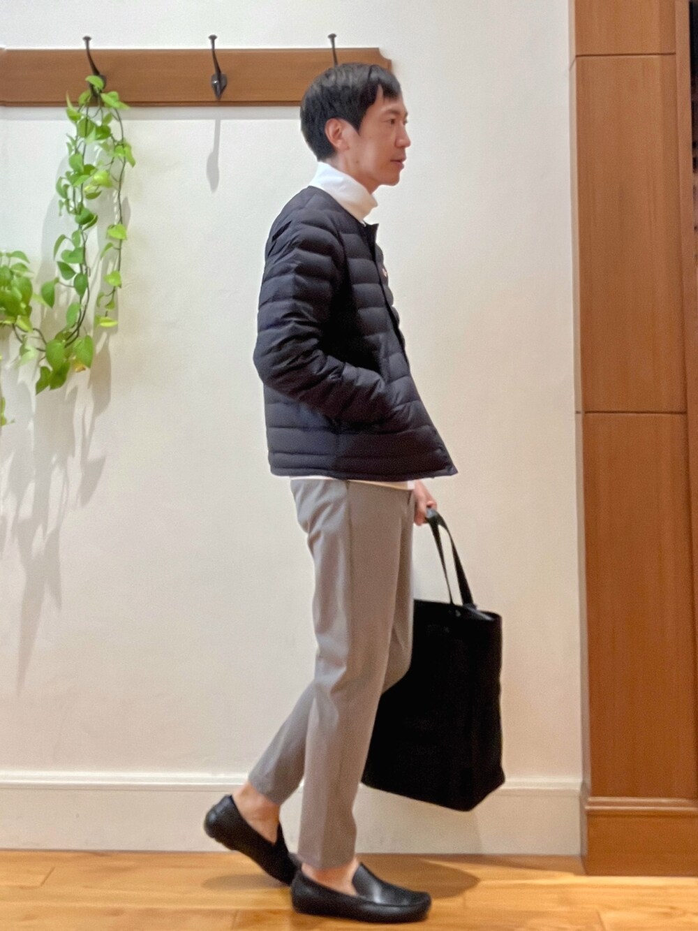 ブラック系のトートバッグ、グレー系のその他パンツ、ホワイト系のTシャツ/カットソーを着用したメンズの秋コーディネートの5枚目の写真