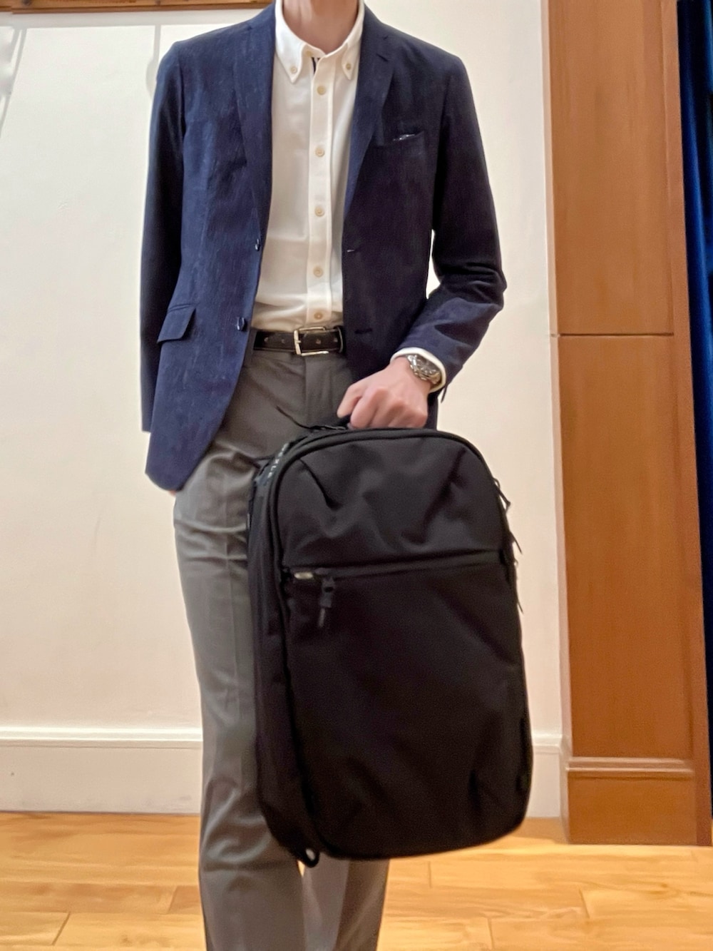 ブルー系のテーラードジャケット、ホワイト系のシャツ/ブラウス、グレー系のその他パンツを着用したメンズの春コーディネートの8枚目の写真