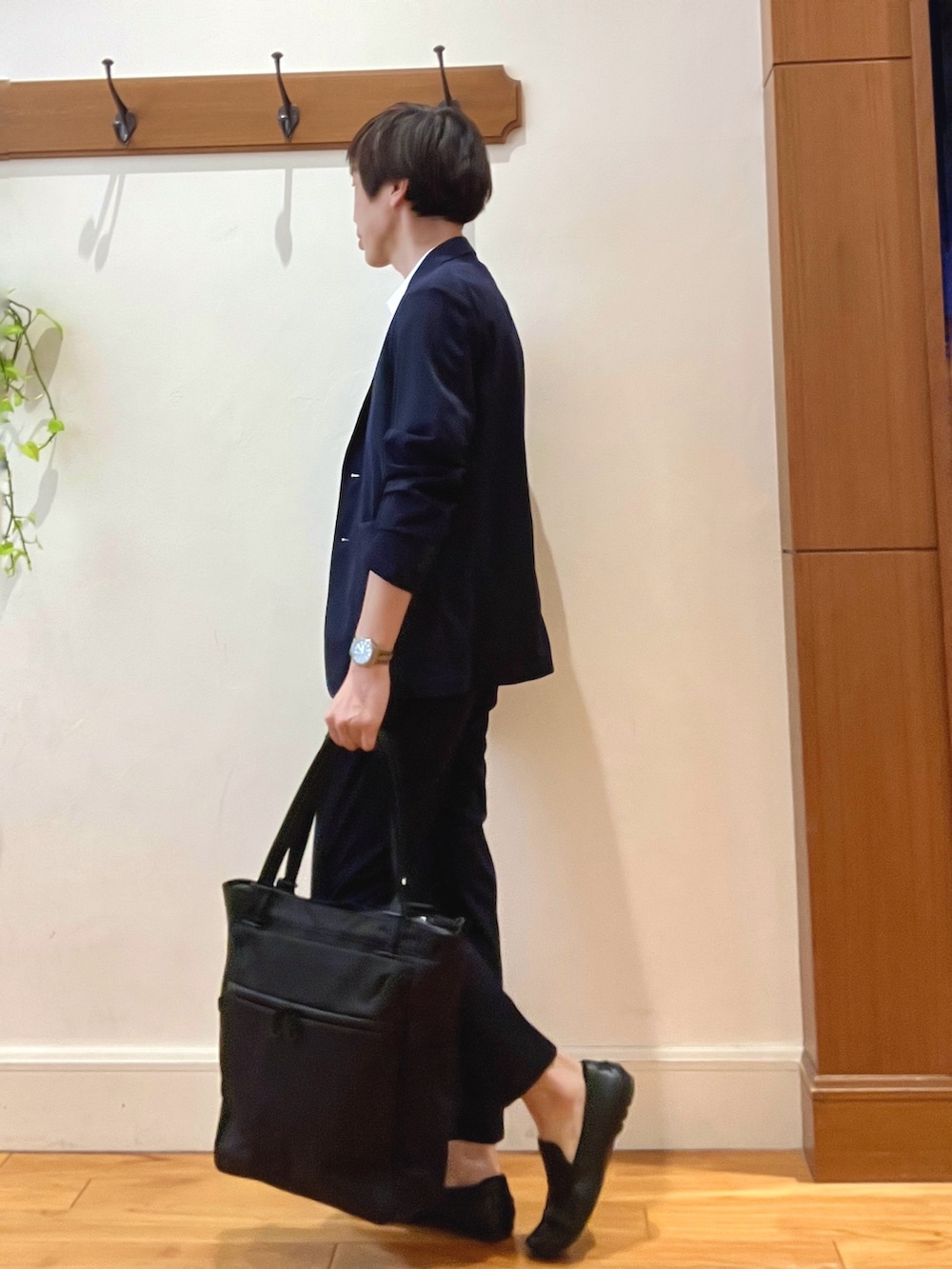 ブルー系のテーラードジャケット、ブルー系のその他パンツ、ホワイト系のポロシャツを着用したメンズの春コーディネートの2枚目の写真