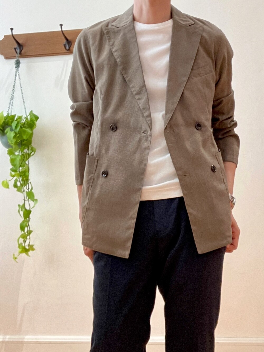 ブルー系のその他パンツ、ホワイト系のTシャツ/カットソー、ベージュ系のテーラードジャケットを着用したメンズの春コーディネートの5枚目の写真