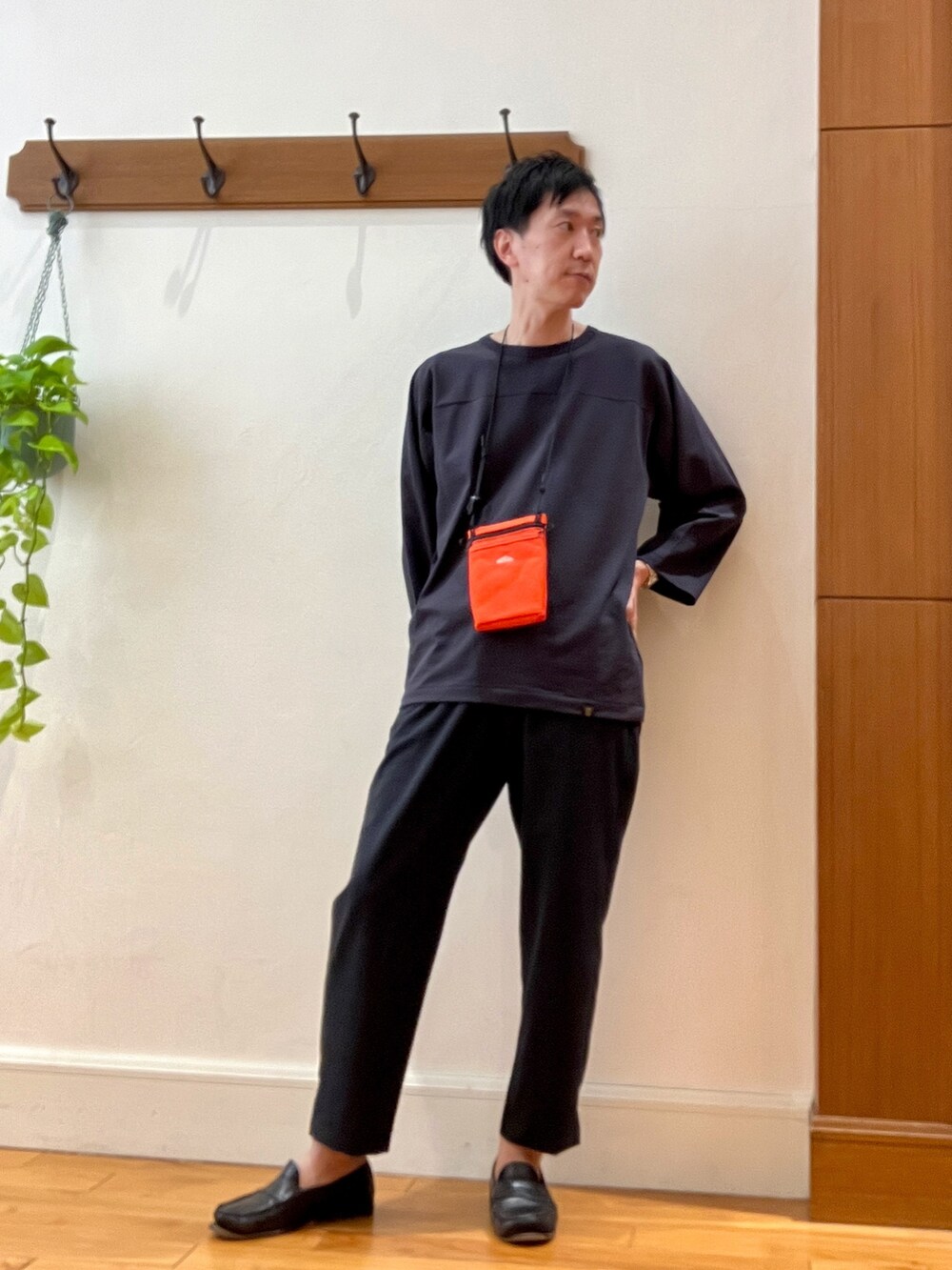 ブラック系のTシャツ/カットソー、イエロー系のショルダーバッグ、ブルー系のその他パンツを着用したメンズの春コーディネートの3枚目の写真