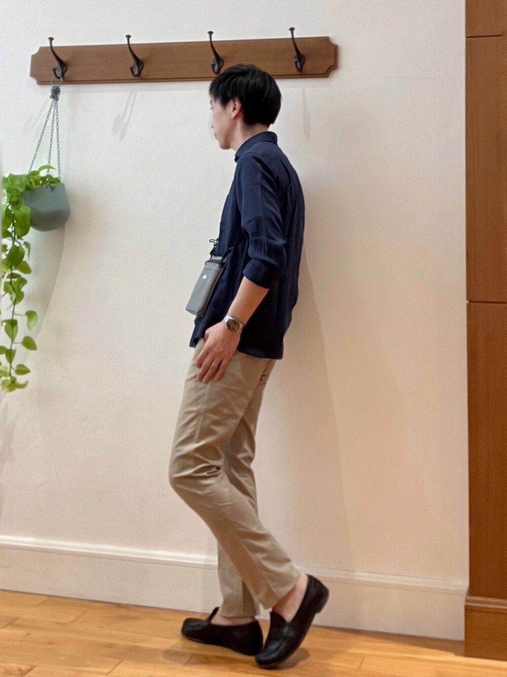 ブルー系のシャツ/ブラウス、ブルー系のショルダーバッグ、ベージュ系のその他パンツを着用したメンズの春コーディネートの4枚目の写真