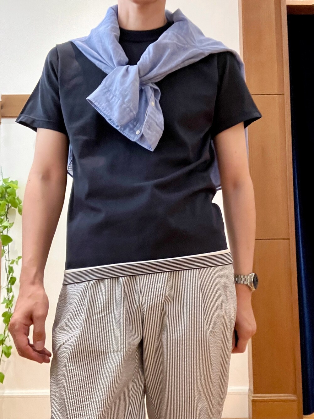 ブルー系のシャツ/ブラウス、ブラック系のサンダル、ホワイト系のその他パンツを着用したメンズの夏コーディネートの7枚目の写真