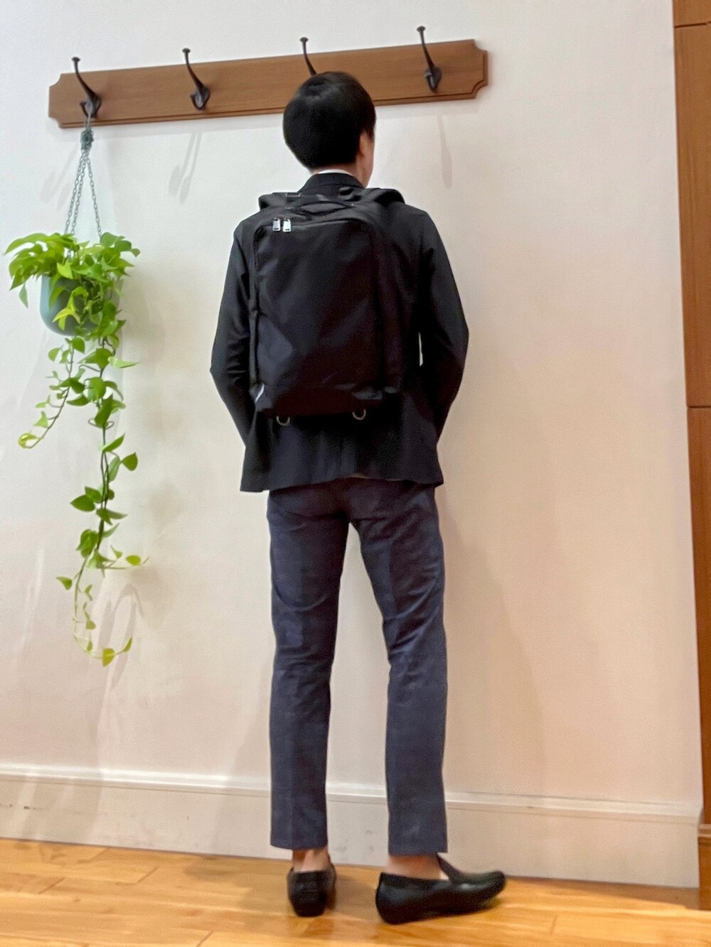 ブラック系のバックパック/リュック、グレー系のテーラードジャケット、ブルー系のシャツ/ブラウスを着用したメンズの夏コーディネートの4枚目の写真