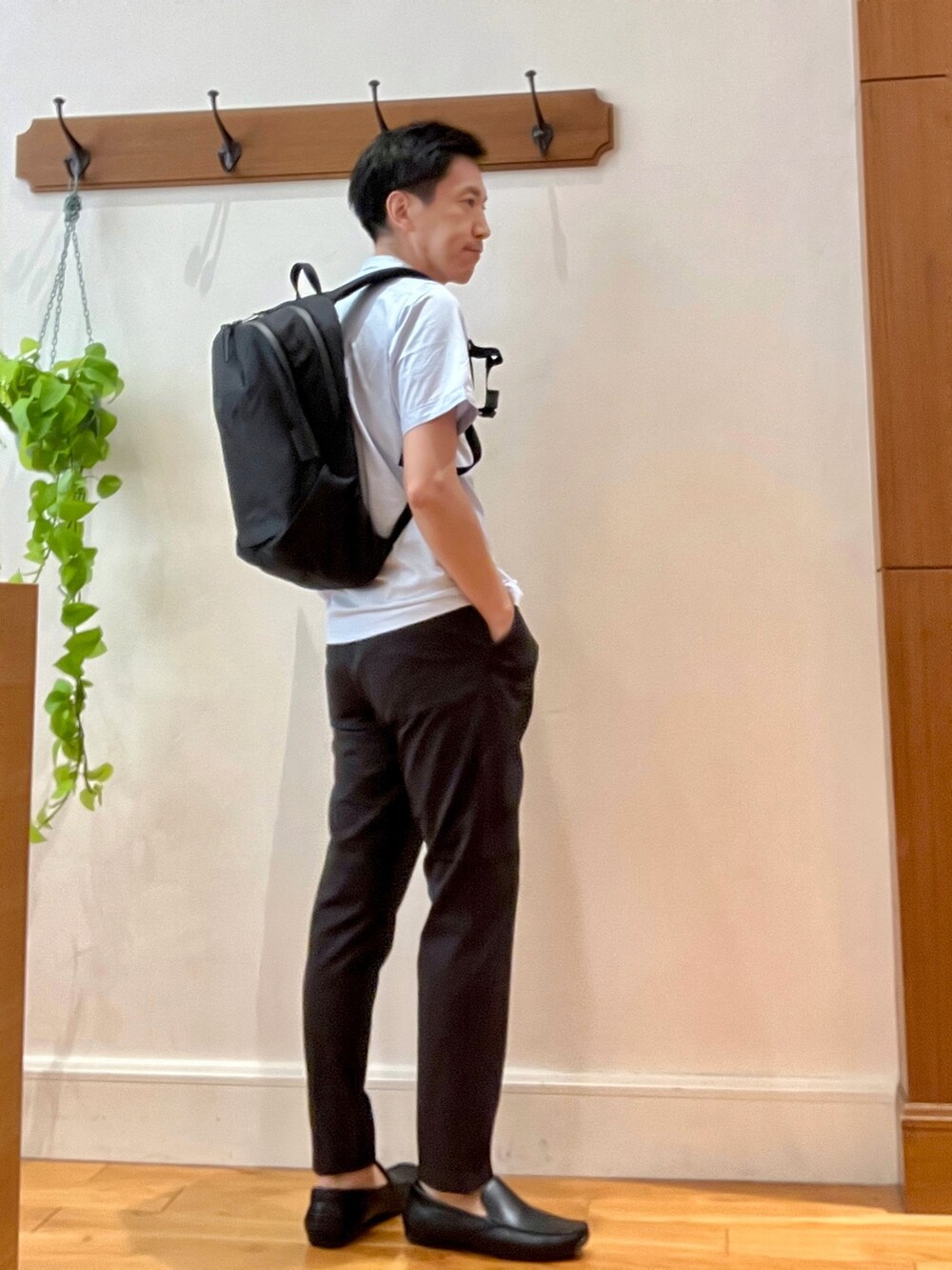 ブルー系のポロシャツ、ブラウン系のその他パンツ、ブラック系のバックパック/リュックを着用したメンズの夏コーディネートの7枚目の写真