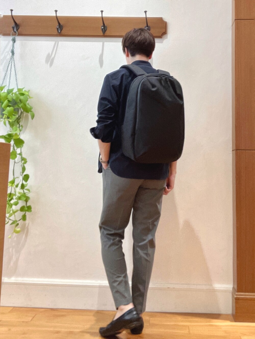 グレー系のその他パンツ、ブルー系のシャツ/ブラウス、ホワイト系のTシャツ/カットソーを着用したメンズの夏コーディネートの5枚目の写真