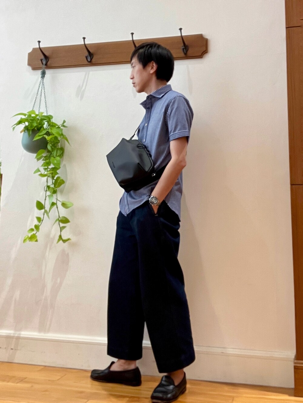 ブルー系のシャツ/ブラウス、ブルー系のTシャツ/カットソー、ブラック系のショルダーバッグを着用したメンズの春コーディネートの2枚目の写真