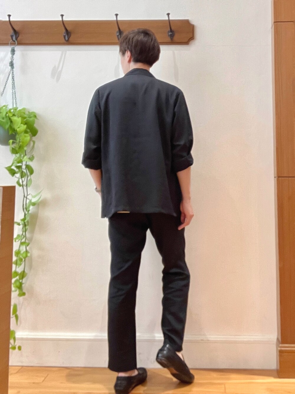ブラック系のシャツ/ブラウス、ブラック系のその他パンツ、ベージュ系のニット/セーターを着用したメンズの春コーディネートの5枚目の写真