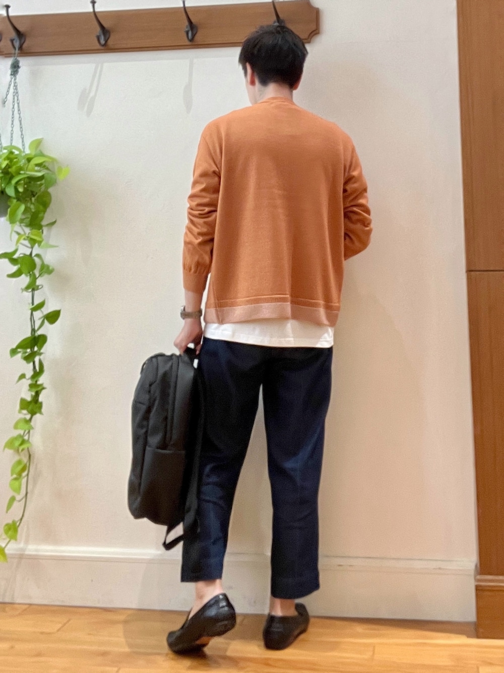 「きれいめカジュアル、デニム、ローファー、バックパック、INCASE、NOLLEY'S、ノーリーズ、オトナカジュアル、休日スタイル、秋のコーデ、秋服準備はじめました、カーディガン、シンプルスタイル、シンプルコーデ」｜「NOLLEY'S goodmanのロンT付き プレーティングレイヤード カーディガン（カーディガン/ボレロ、イエロー系）」を使った、Tatsuo.YMさん（メンズ・182cm）の秋コーディネートの4枚目の写真