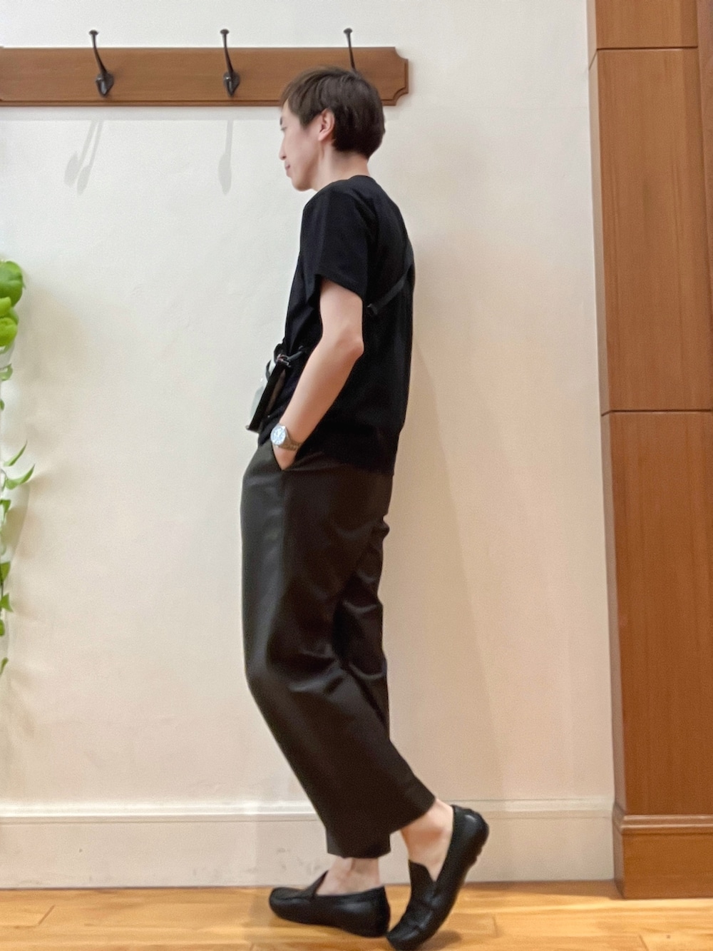 ブラック系のTシャツ/カットソー、ベージュ系のショルダーバッグを着用したメンズの春コーディネートの2枚目の写真