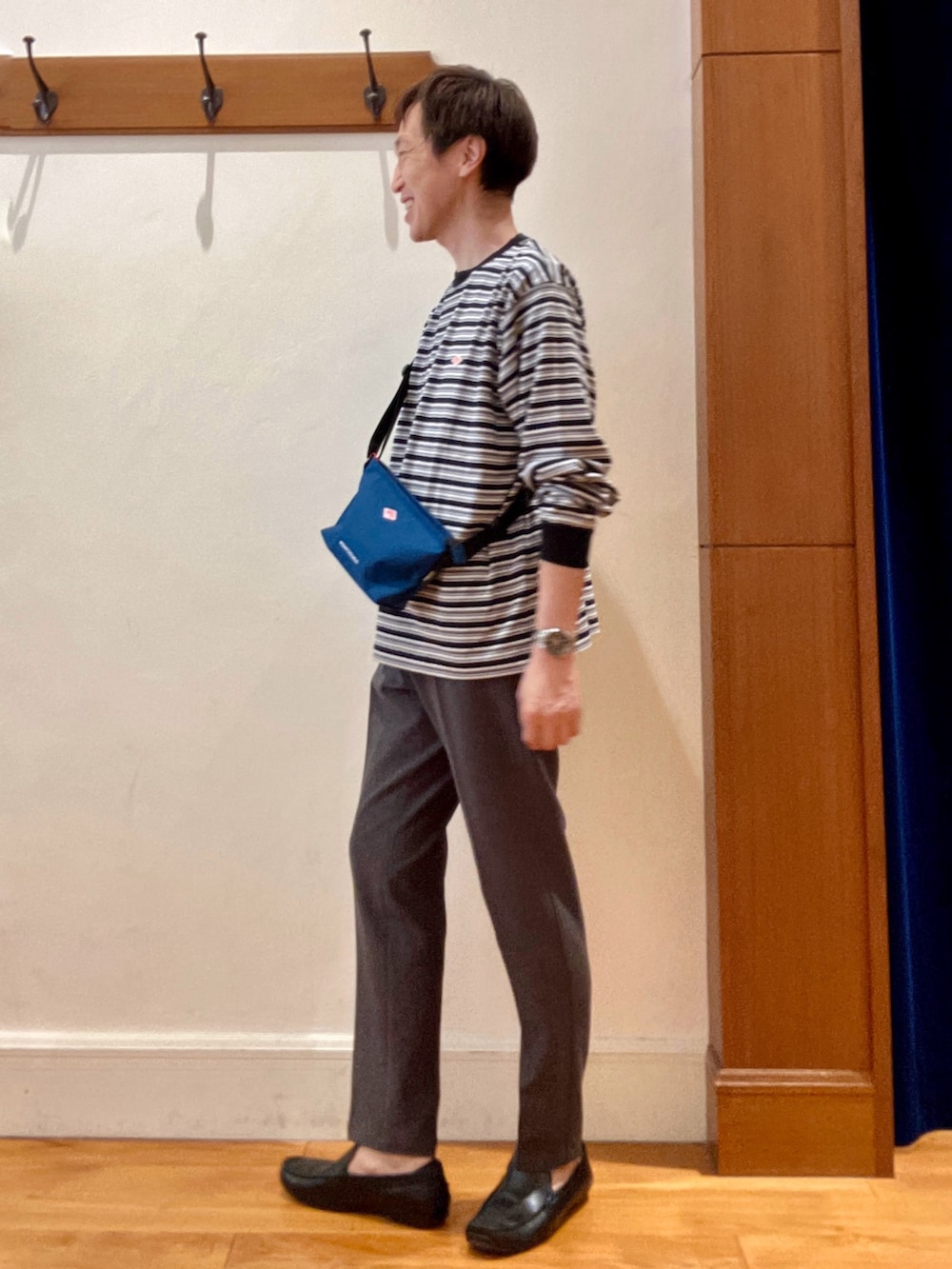 ブラック系のTシャツ/カットソー、グレー系のその他パンツ、ブルー系のショルダーバッグを着用したメンズの夏コーディネートの2枚目の写真