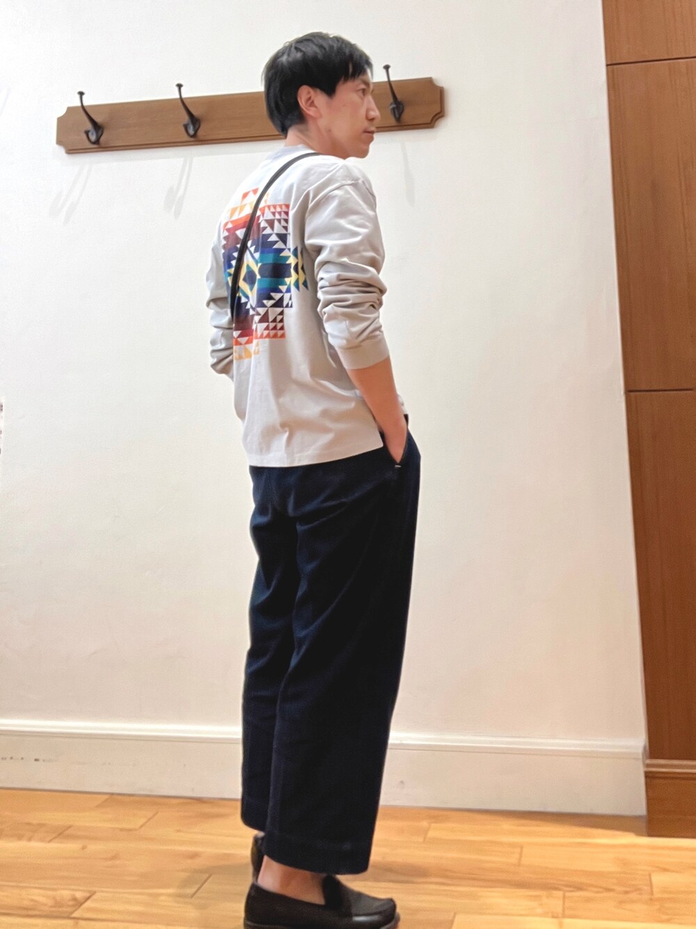 グレー系のTシャツ/カットソー、ブラック系のショルダーバッグ、ブラック系のスマホグッズを着用したメンズの春コーディネートの3枚目の写真