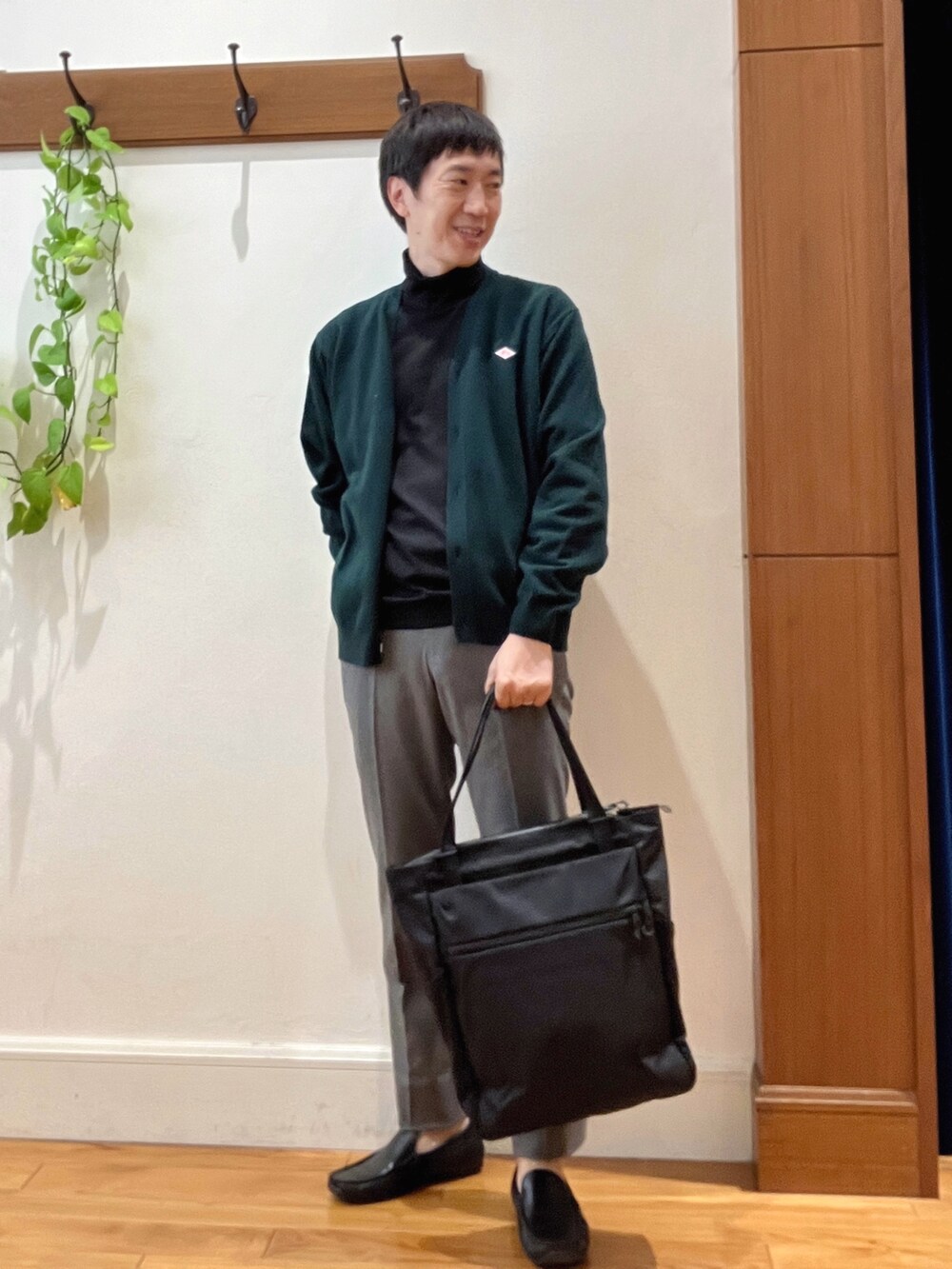 ブラック系のトートバッグ、グレー系のその他パンツ、ブラック系のTシャツ/カットソーを着用したメンズの秋コーディネートの8枚目の写真