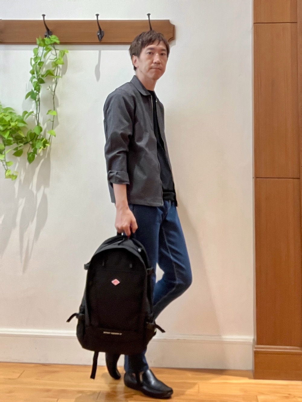ブラック系のバックパック/リュック、ブルー系のデニムパンツ、ブラック系のTシャツ/カットソーを着用したメンズの夏コーディネートの7枚目の写真