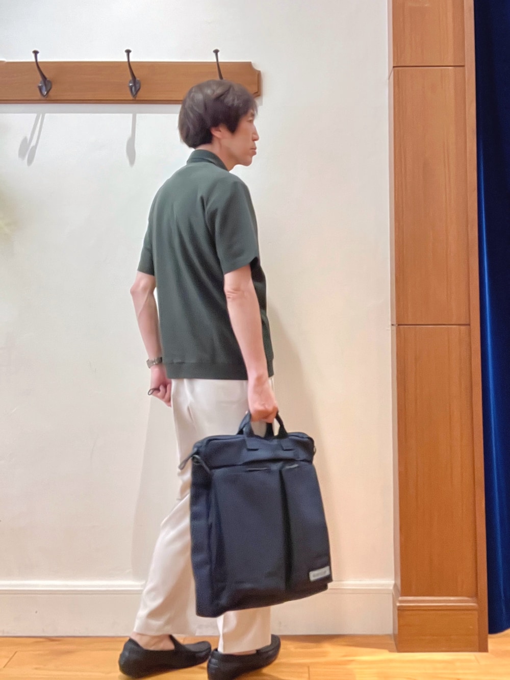 ホワイト系のTシャツ/カットソー、グリーン系のポロシャツ、ホワイト系のその他パンツを着用したメンズの夏コーディネートの5枚目の写真