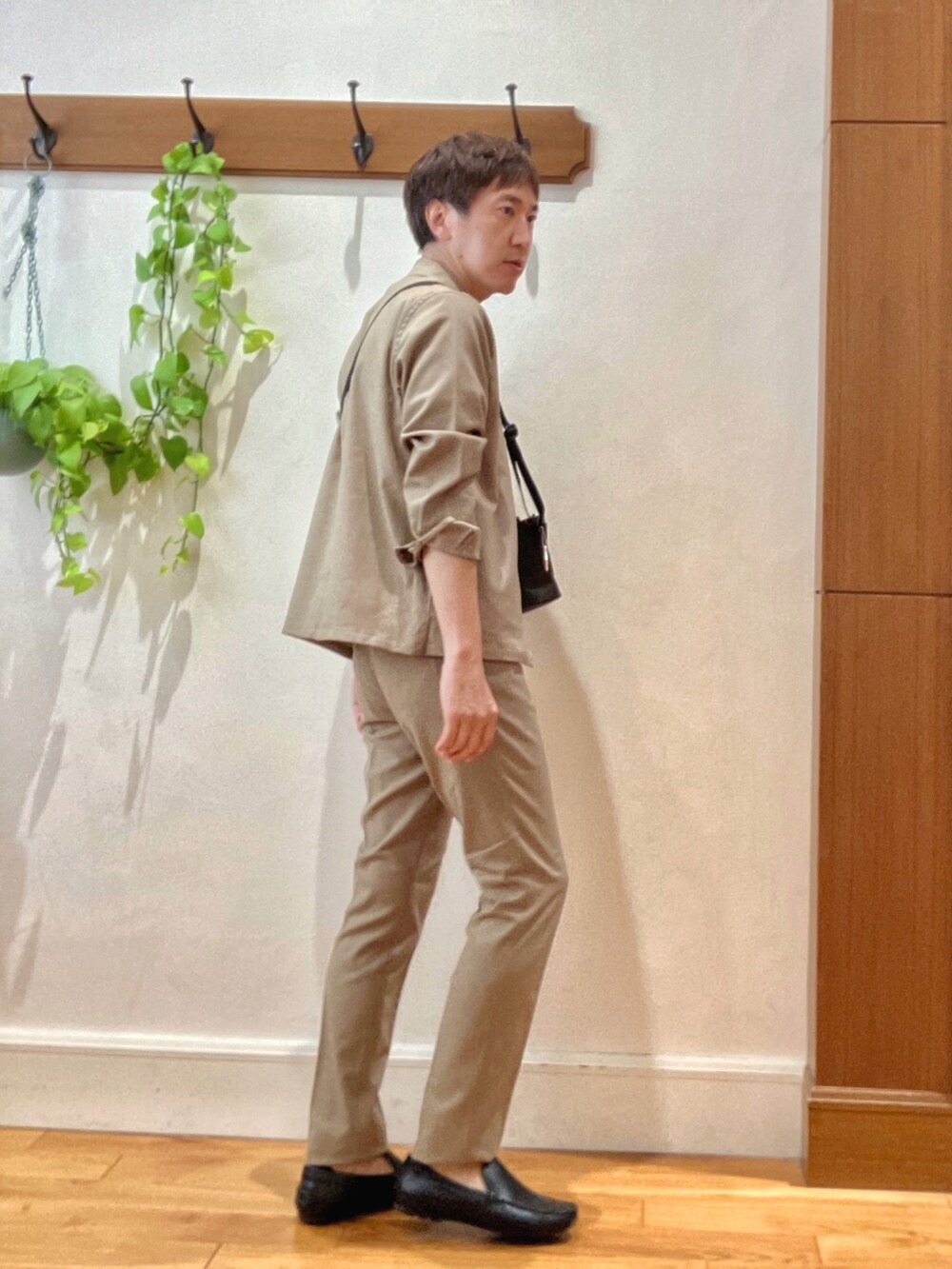 ベージュ系のその他パンツ、ベージュ系のブルゾン、ホワイト系のTシャツ/カットソーを着用したメンズの秋コーディネートの6枚目の写真