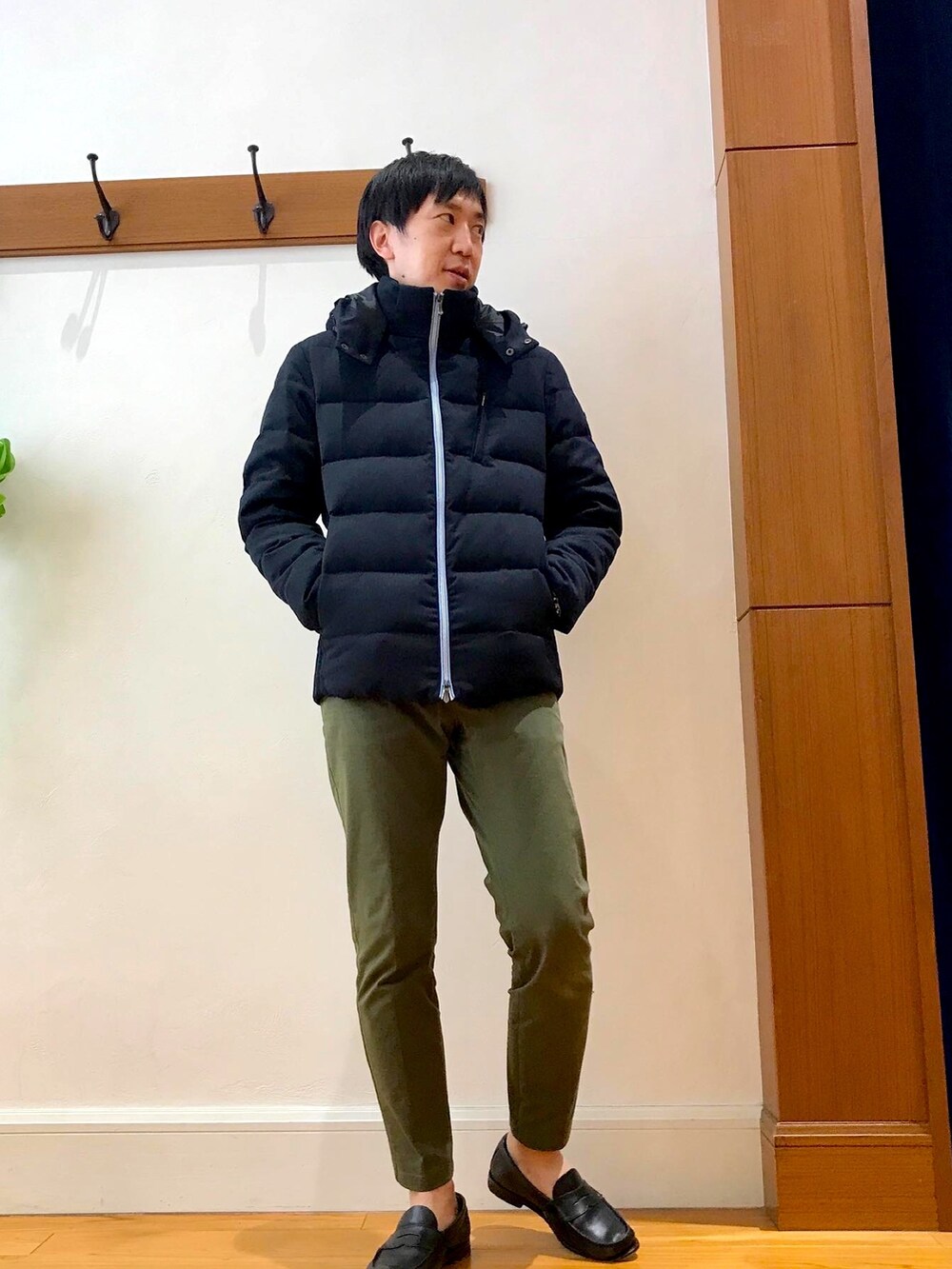 ブルー系のダウンジャケット/コート、グリーン系のチノパンツを着用したメンズの冬コーディネートの3枚目の写真