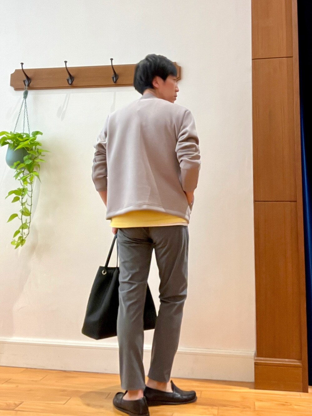 グレー系のその他パンツ、ベージュ系のブルゾン、イエロー系のニット/セーターを着用したメンズの冬コーディネートの5枚目の写真