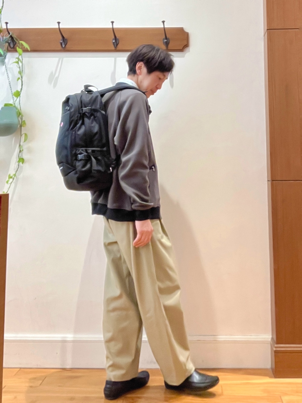 グレー系のブルゾン、グリーン系のシャツ/ブラウス、ブラック系のバックパック/リュックを着用したメンズの冬コーディネートの5枚目の写真