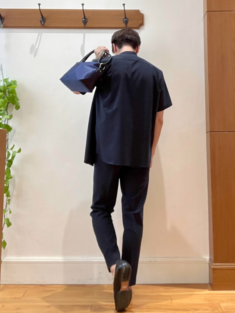 ブルー系のシャツ/ブラウス、ホワイト系のTシャツ/カットソー、ブルー系のショルダーバッグを着用したメンズの夏コーディネートの5枚目の写真