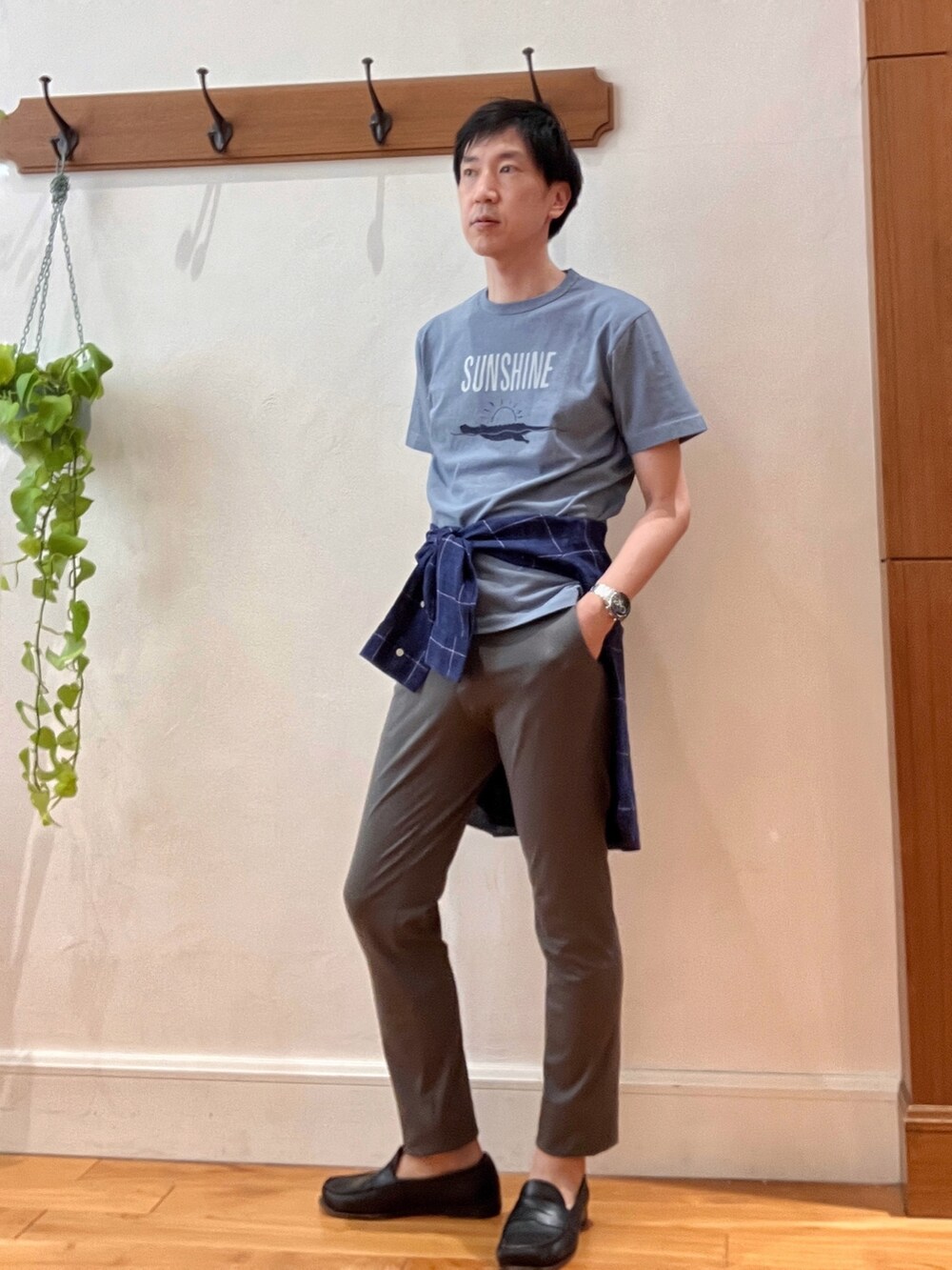 ブルー系のTシャツ/カットソー、ブルー系のシャツ/ブラウス、グレー系のその他パンツを着用したメンズの春コーディネートの2枚目の写真