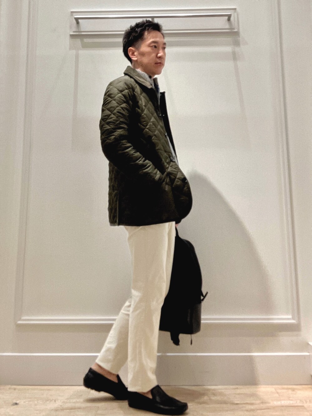 グリーン系のブルゾン、グレー系のカーディガン/ボレロ、ブルー系のシャツ/ブラウスを着用したメンズの秋コーディネートの5枚目の写真