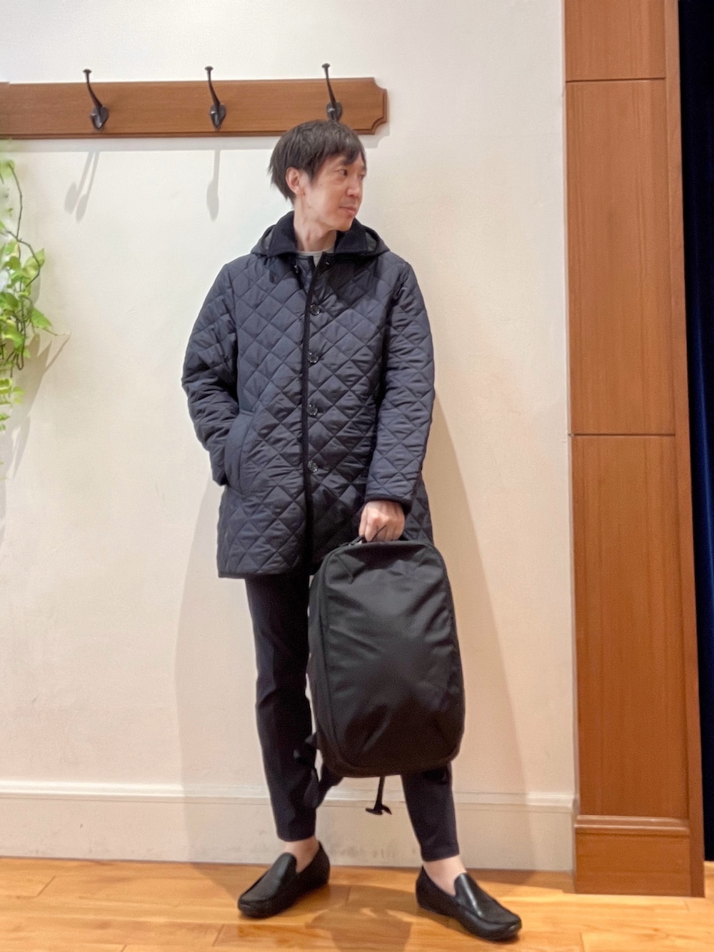 ブルー系のブルゾン、ブルー系のテーラードジャケット、ブルー系のその他パンツを着用したメンズの秋コーディネートの8枚目の写真