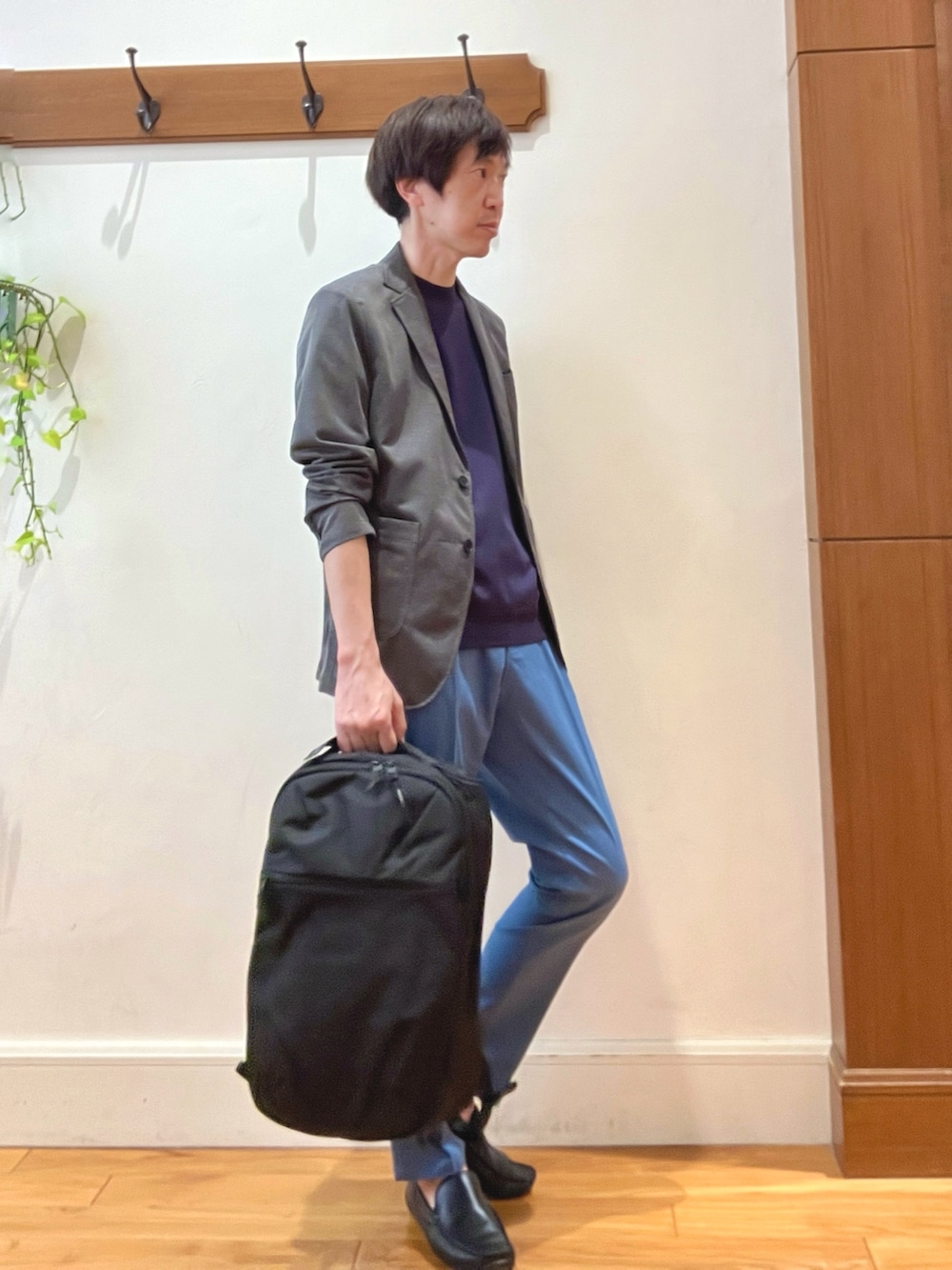 グレー系のテーラードジャケット、ブルー系のTシャツ/カットソー、ブルー系のチノパンツを着用したメンズの春コーディネートの8枚目の写真