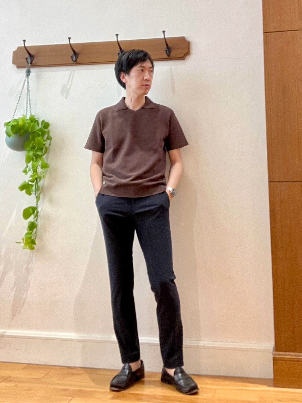 ブラウン系のポロシャツ、ブルー系のその他パンツ、ブラック系のボディバッグ/ウエストポーチを着用したメンズの春コーディネートの8枚目の写真