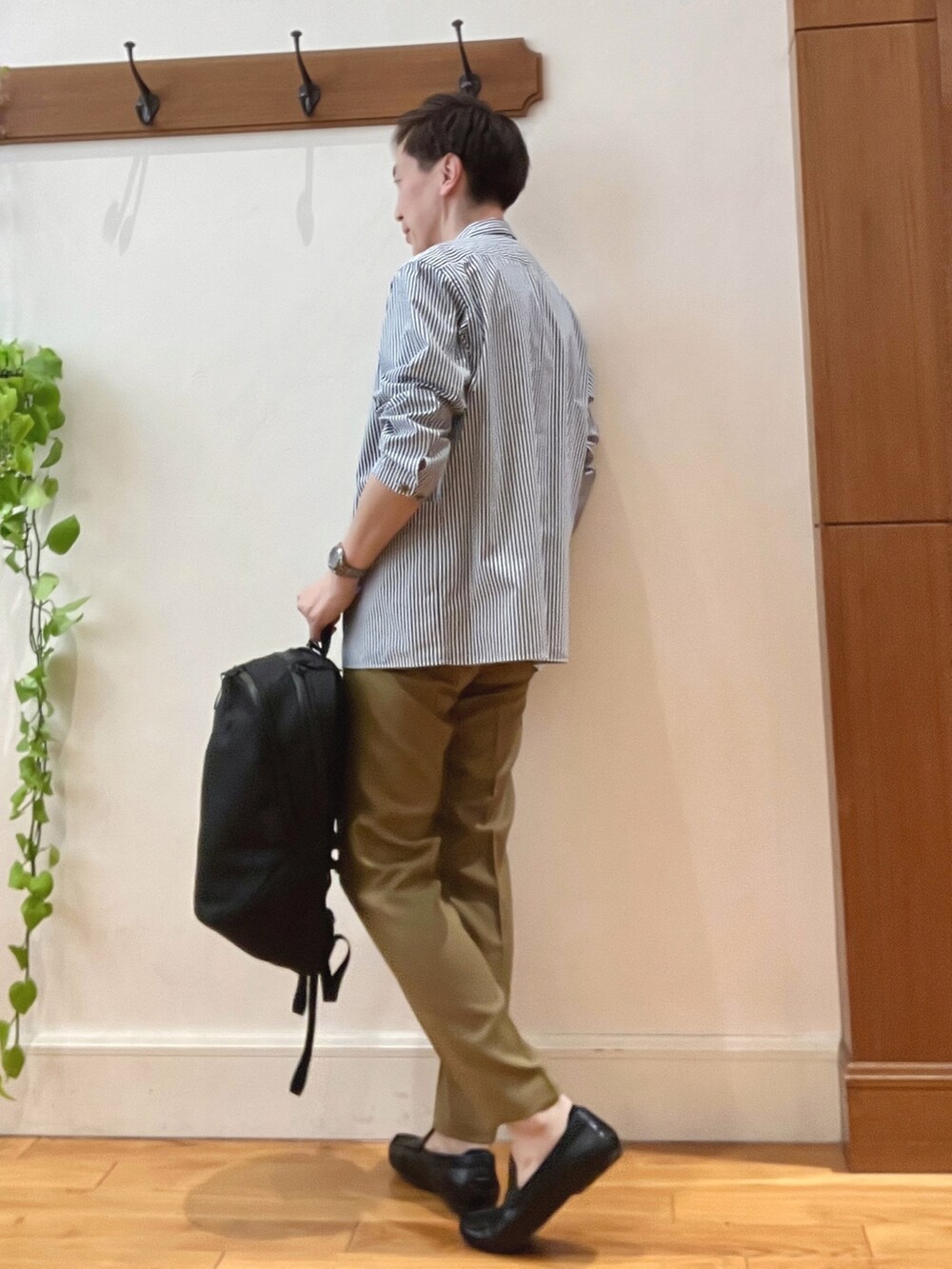 ブルー系のシャツ/ブラウス、ブルー系のTシャツ/カットソー、ベージュ系のその他パンツを着用したメンズの春コーディネートの3枚目の写真