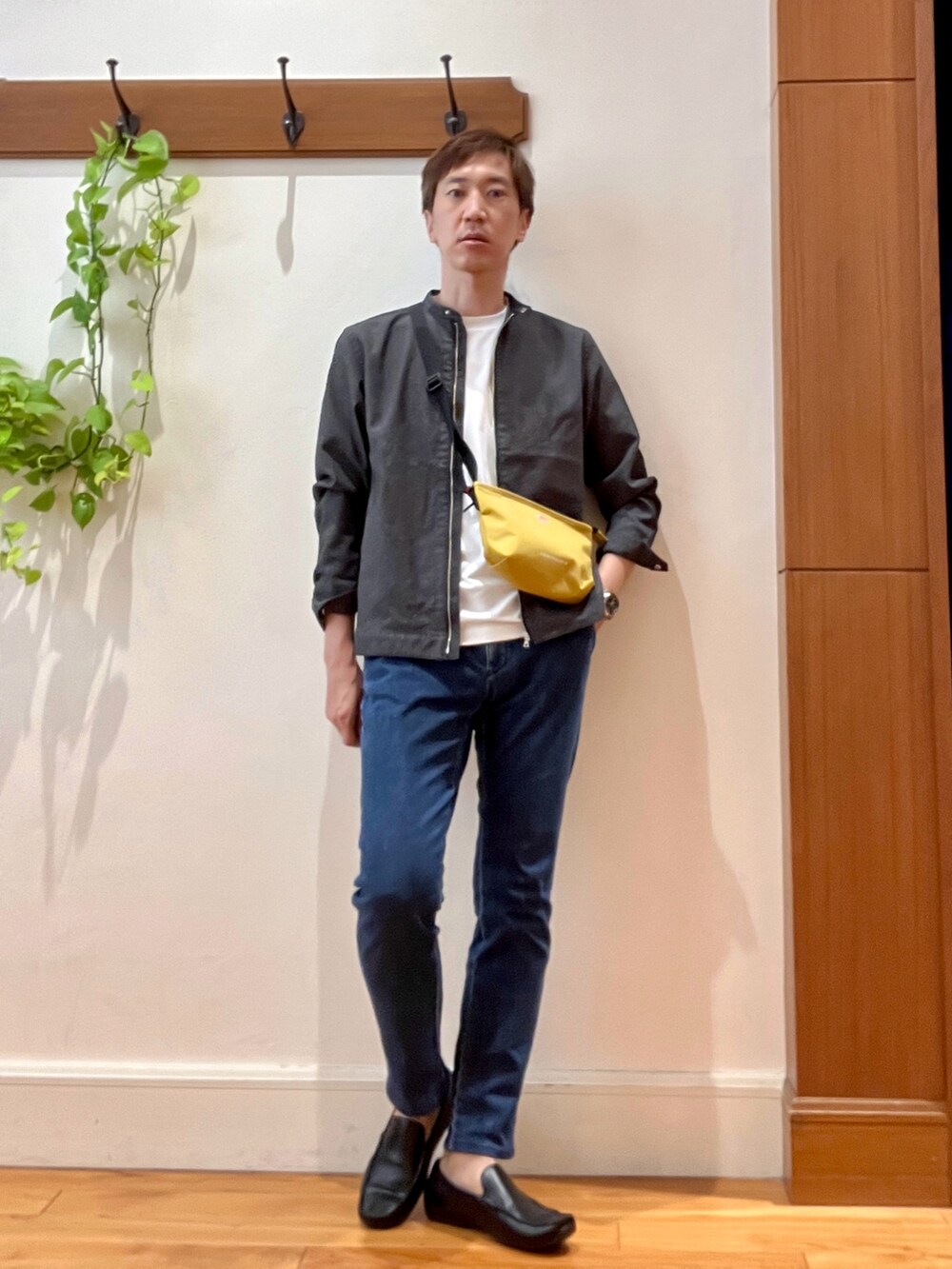ホワイト系のTシャツ/カットソー、グレー系のブルゾン、イエロー系のショルダーバッグを着用したメンズの夏コーディネートの7枚目の写真
