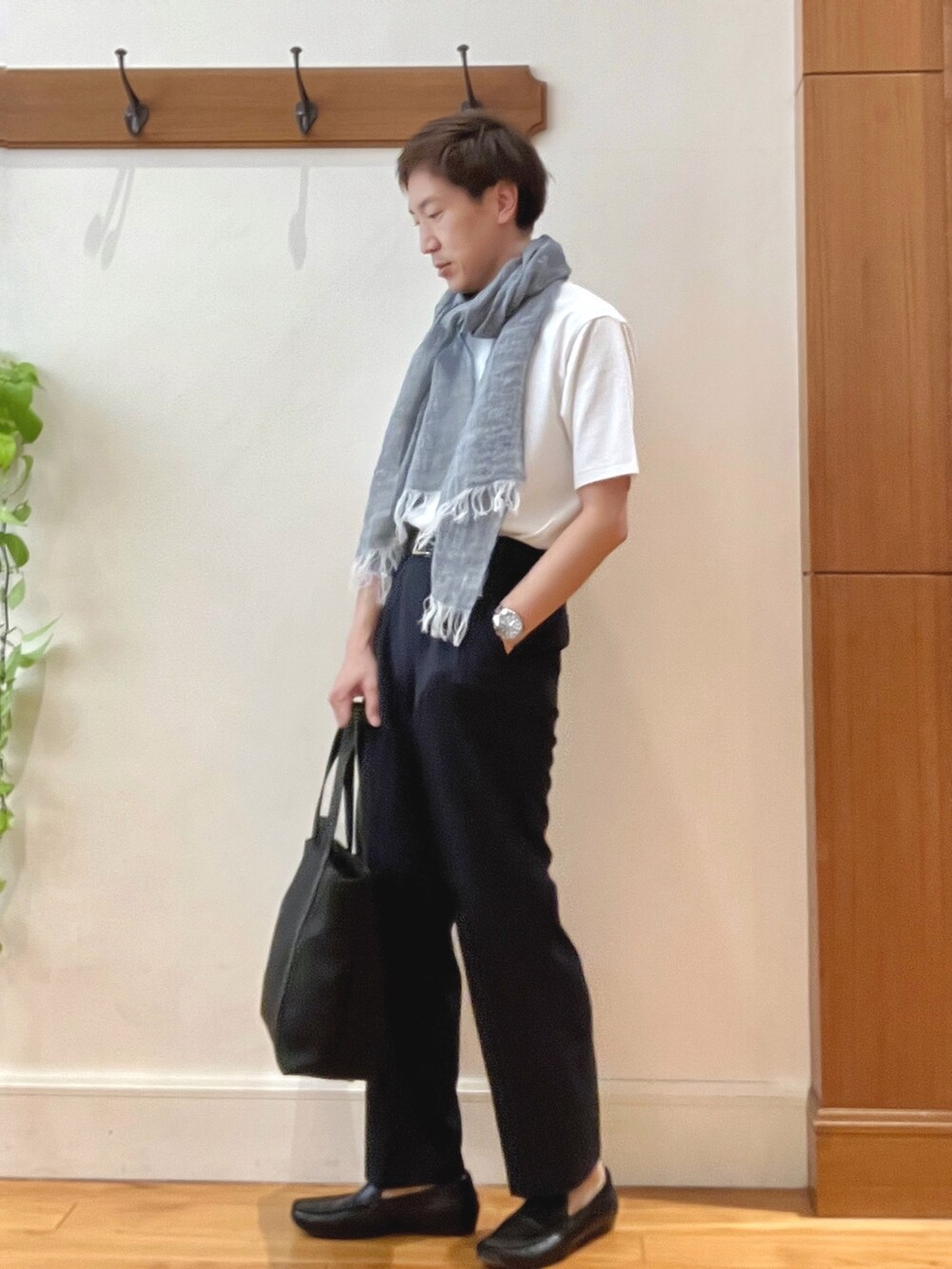 ブラック系のトートバッグ、ブラック系のその他パンツ、ホワイト系のTシャツ/カットソーを着用したメンズの春コーディネートの3枚目の写真