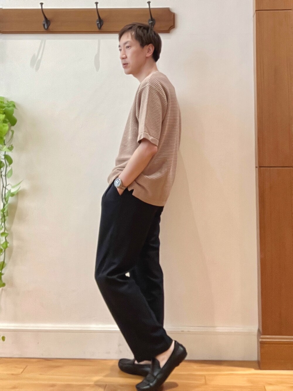 ベージュ系のニット/セーター、ブラック系のその他パンツ、グレー系のショルダーバッグを着用したメンズの春コーディネートの5枚目の写真