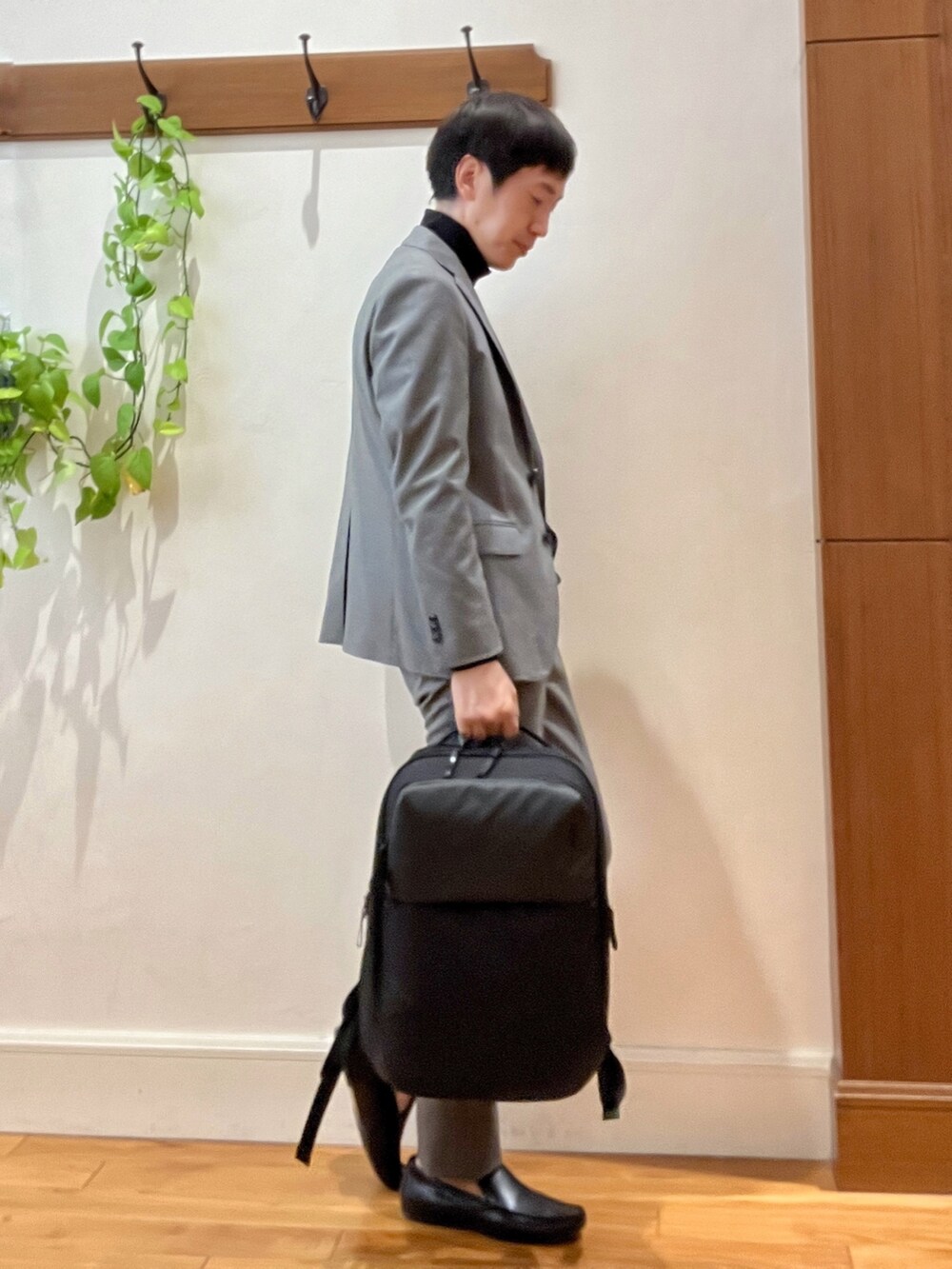 グレー系のテーラードジャケット、ブラック系のTシャツ/カットソー、グレー系のその他パンツを着用したメンズの秋コーディネートの7枚目の写真