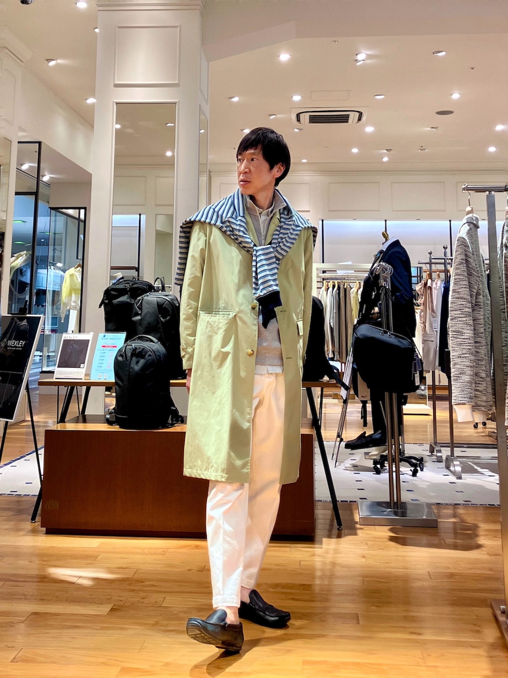 ホワイト系のデニムパンツ、ブルー系のTシャツ/カットソー、グリーン系のシャツ/ブラウスを着用したメンズの冬コーディネートの5枚目の写真