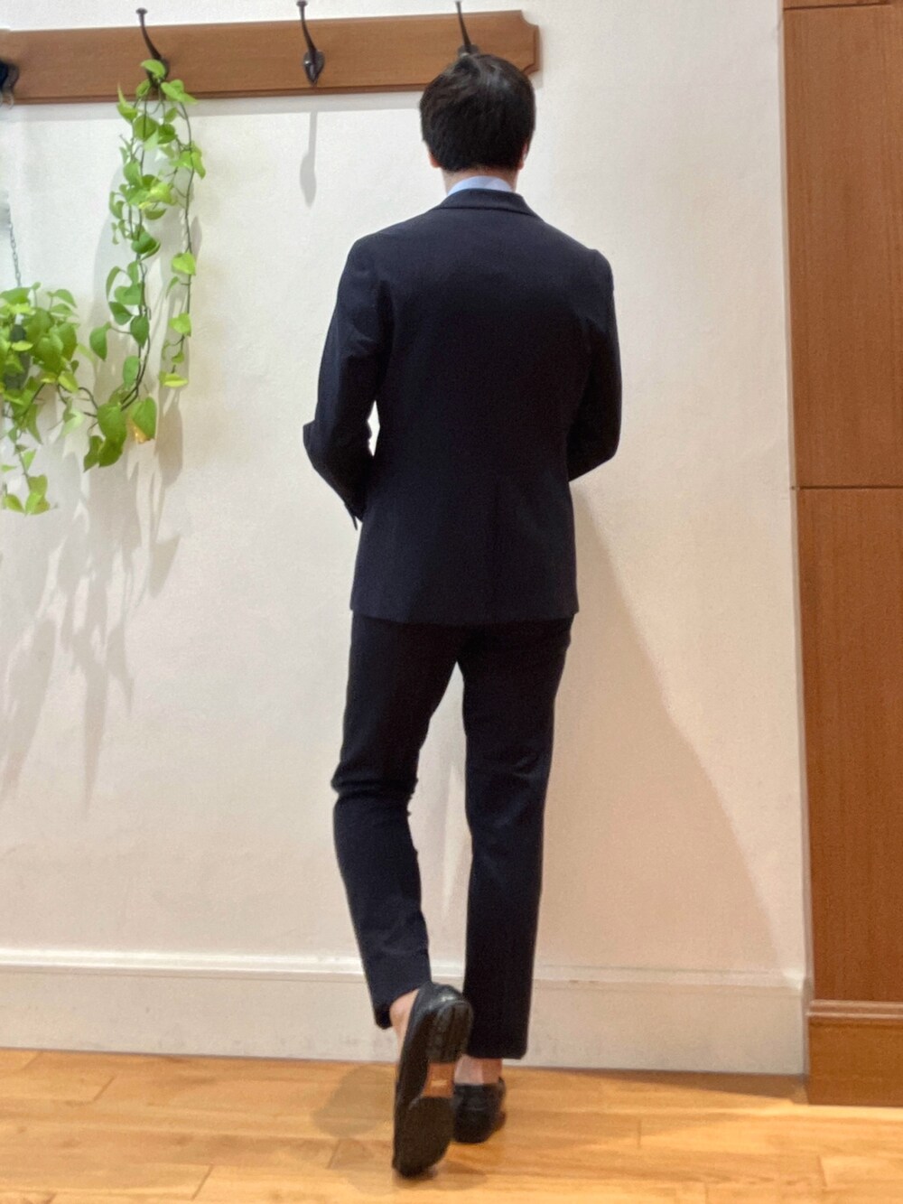 ブルー系のテーラードジャケット、ブルー系のその他パンツ、ブルー系のビジネスシャツを着用したメンズの秋コーディネートの4枚目の写真