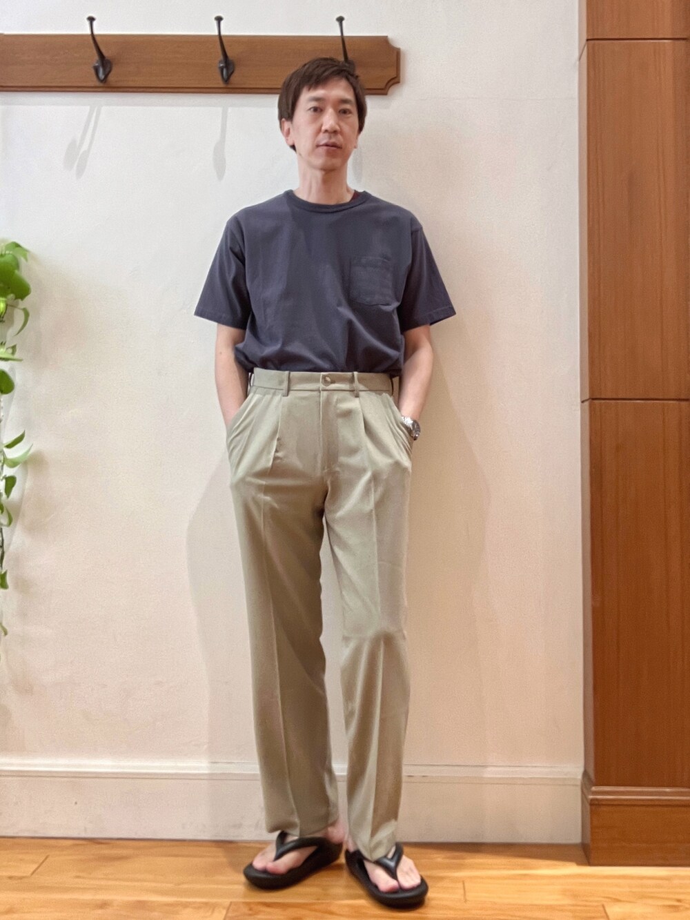 グレー系のTシャツ/カットソー、ベージュ系のその他パンツ、ブラック系のサンダルを着用したメンズの春コーディネートの7枚目の写真