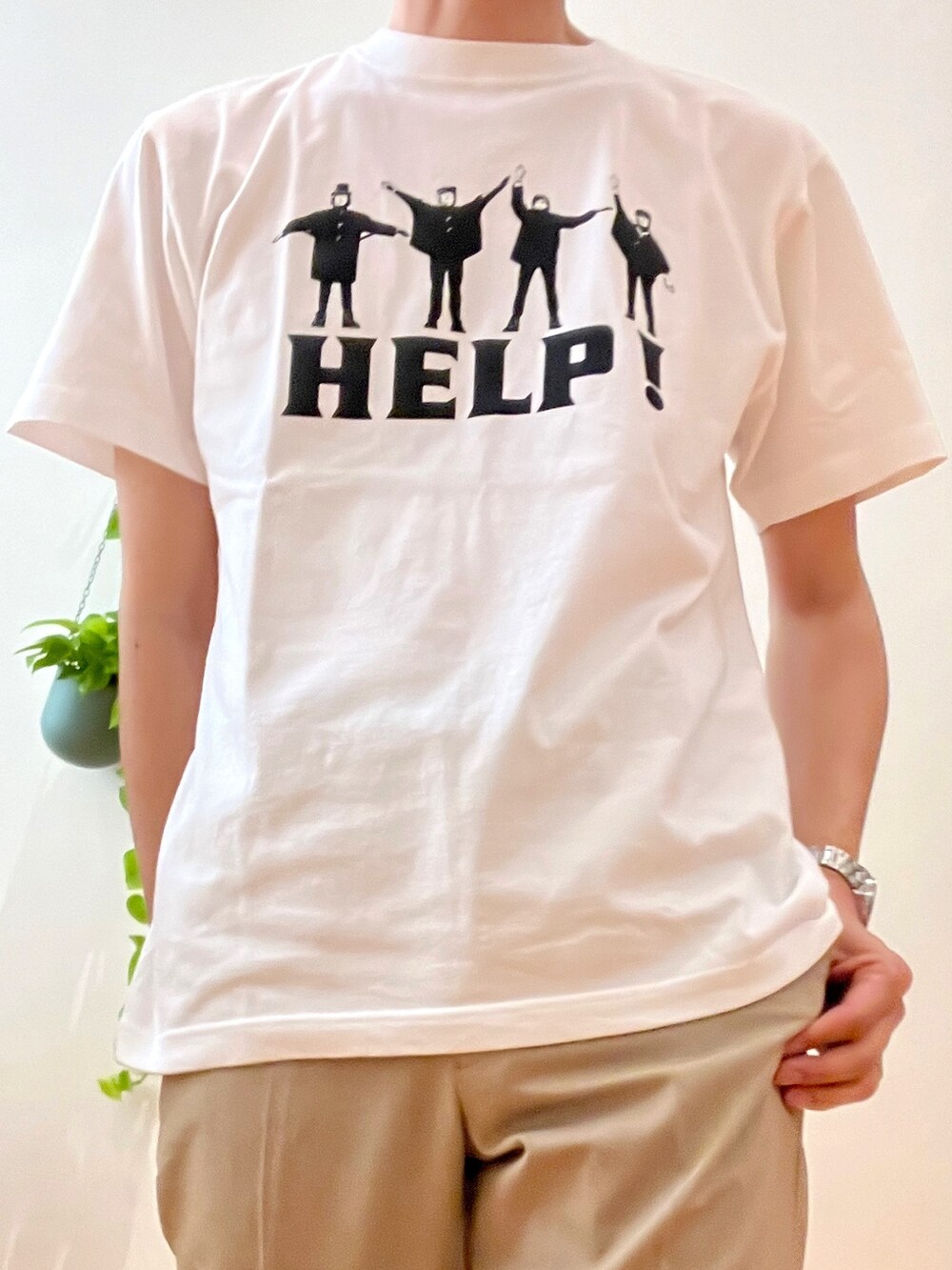 グレー系のカーディガン/ボレロ、ホワイト系のTシャツ/カットソー、ベージュ系のその他パンツを着用したメンズの春コーディネートの8枚目の写真