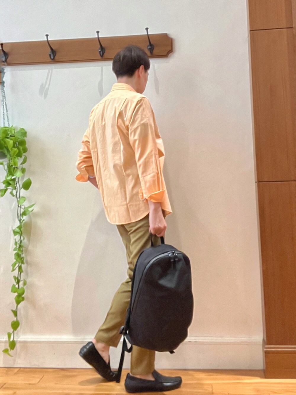 ブルー系のTシャツ/カットソー、オレンジ系のシャツ/ブラウス、ベージュ系のその他パンツを着用したメンズの春コーディネートの7枚目の写真