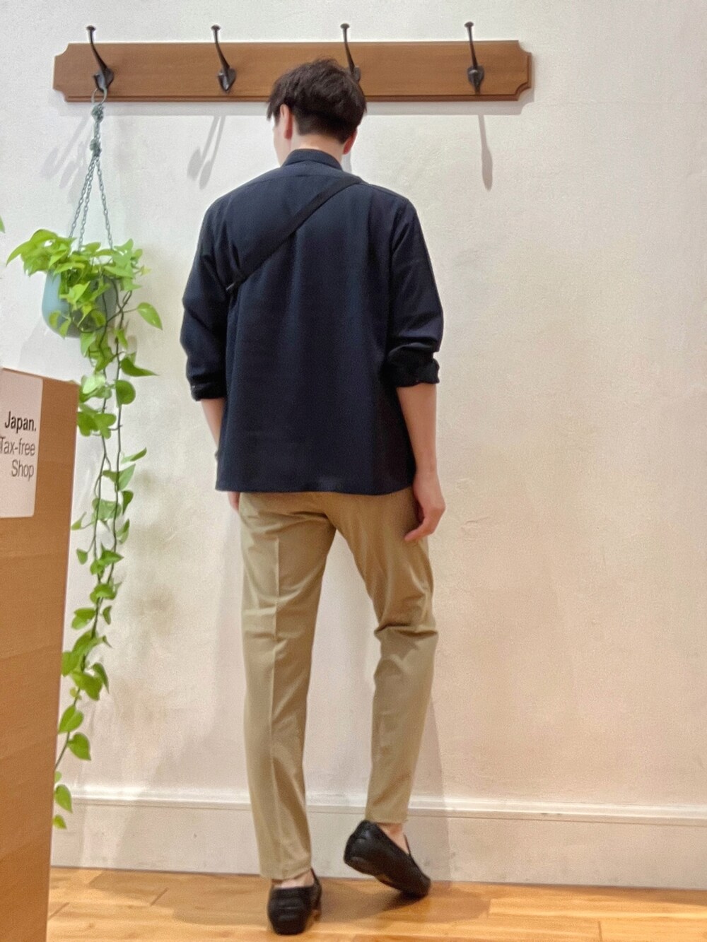 ブルー系のシャツ/ブラウス、ホワイト系のTシャツ/カットソー、パープル系のショルダーバッグを着用したメンズの春コーディネートの4枚目の写真