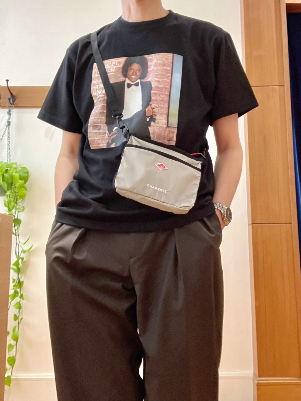 ブラック系のTシャツ/カットソー、ベージュ系のショルダーバッグを着用したメンズの春コーディネートの7枚目の写真