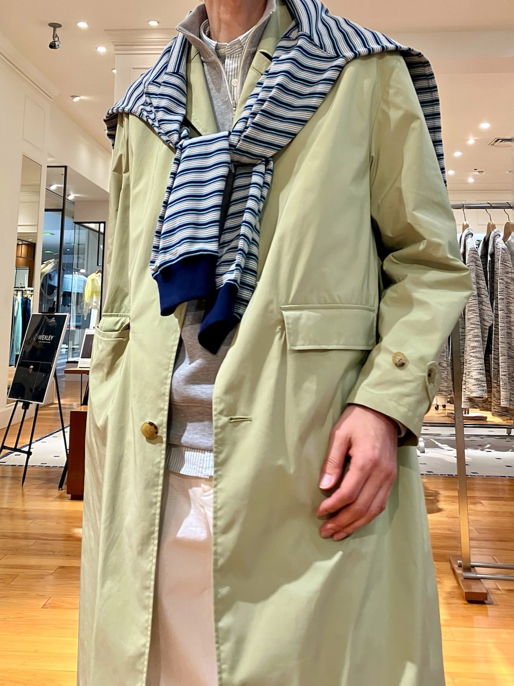 ホワイト系のデニムパンツ、ブルー系のTシャツ/カットソー、グリーン系のシャツ/ブラウスを着用したメンズの冬コーディネートの7枚目の写真