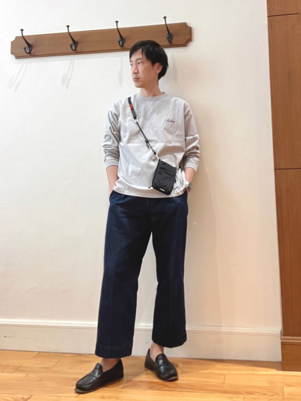 グレー系のTシャツ/カットソー、ブラック系のショルダーバッグ、ブラック系のスマホグッズを着用したメンズの春コーディネートの6枚目の写真