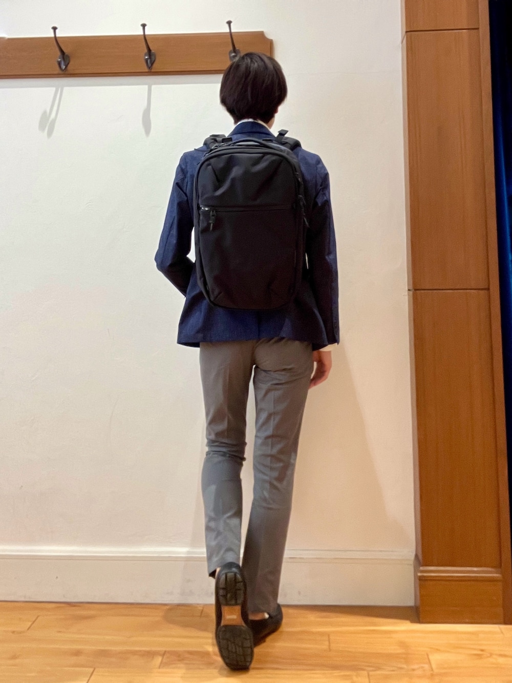 ブルー系のテーラードジャケット、ホワイト系のシャツ/ブラウス、グレー系のその他パンツを着用したメンズの春コーディネートの5枚目の写真